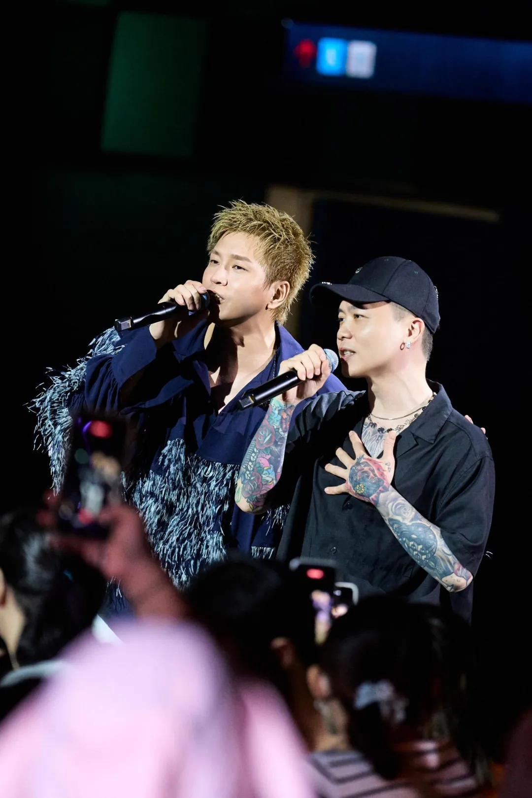 蕭景鴻與蕭秉治合唱〈我還是愛著你〉。（圖／相信音樂提供）