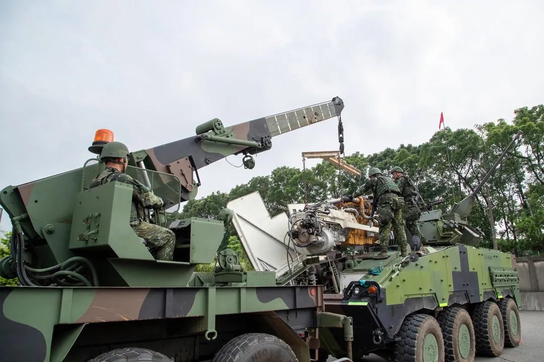 陸勤部官兵運用M936型救濟車,在戰場上由CM34戰鬥車的車頭吊掛動力包件。(圖/國防部)