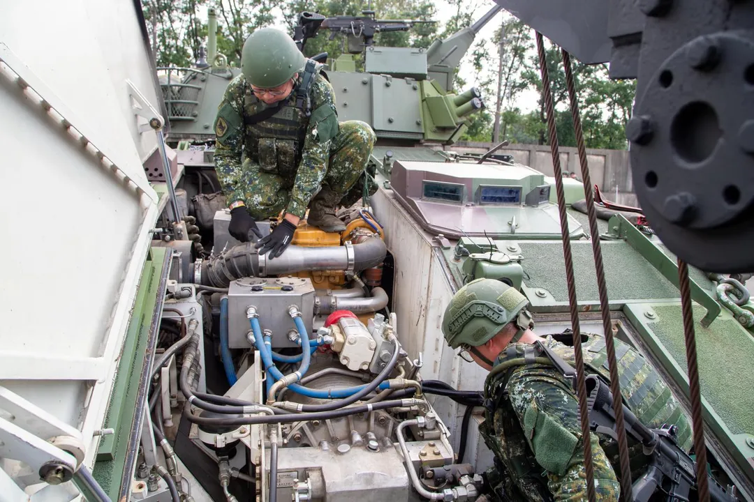 陸勤部官兵進行野戰搶修演練,進行CM34戰鬥車的發電機總成更換及相關機件組復作業。(圖/國防部)