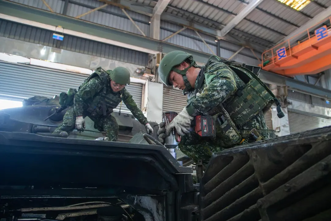 陸勤部官兵在修復線進行M60A3戰車的柴油引擎修復及回裝作業。(圖/國防部)