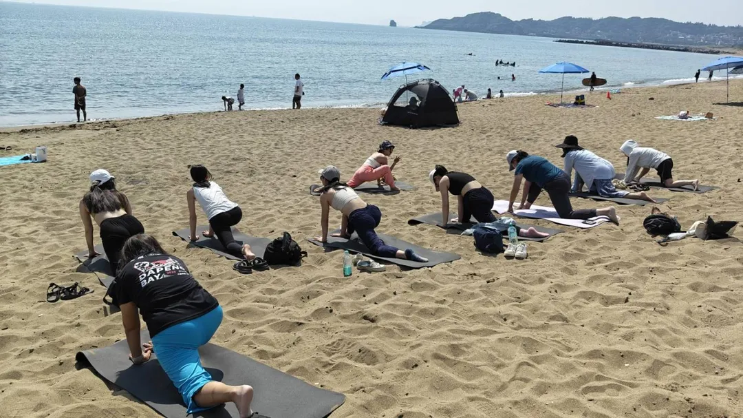 今年首度推出的「日初瑜珈」晨間體驗,邀請民眾在中角灣迎著晨曦與海風舒展身心,體驗不同的海岸風景。(圖/新北市政府)