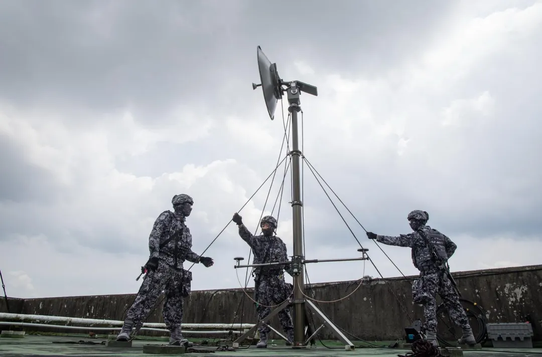 資通電軍官兵在營區內演練架設機動微波系統。(圖/國防部)
