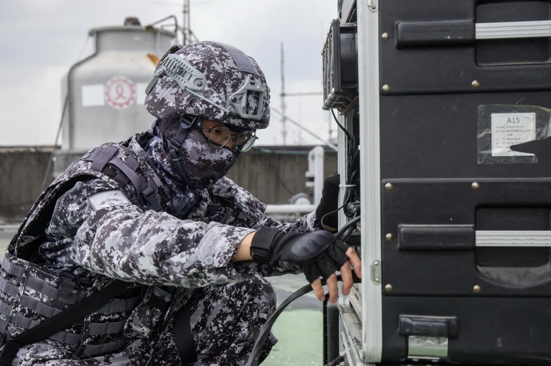 資通電軍官兵架設定向天線、接通機動微波系統，維持指管情傳暢通。(圖/國防部)