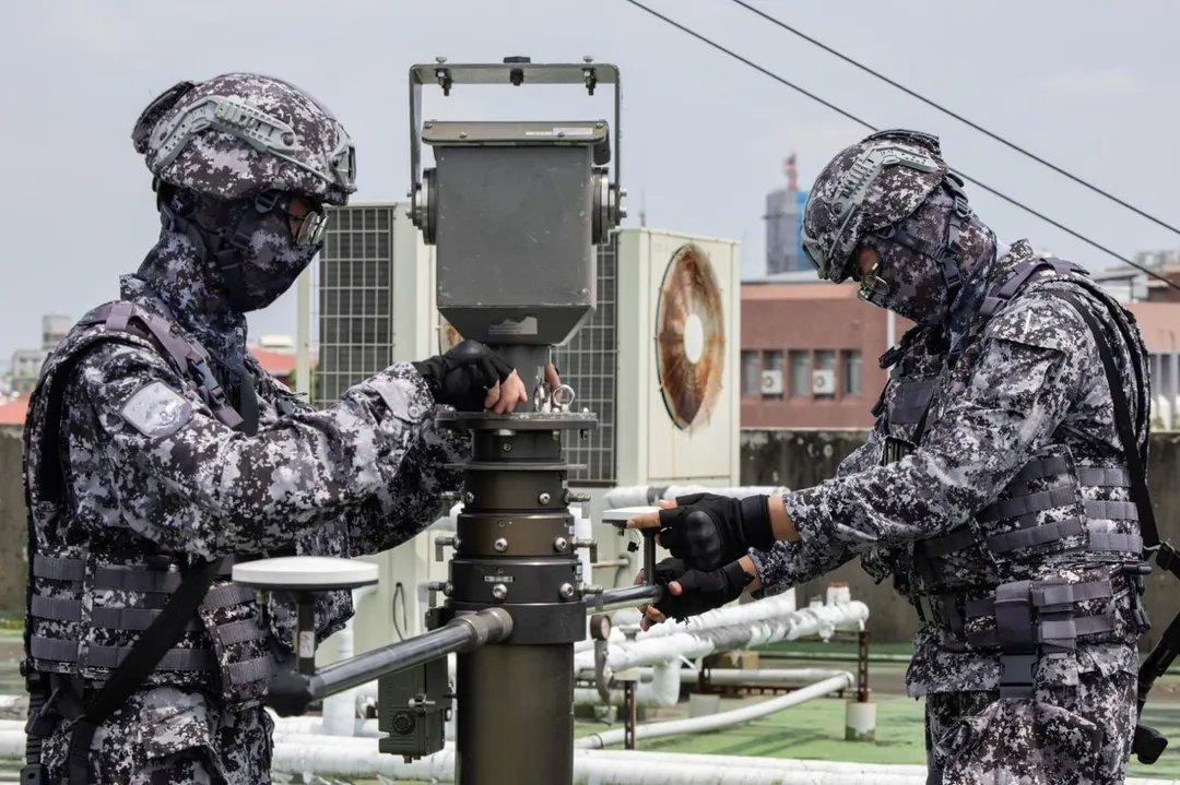 資通電軍官兵與憲兵第202指揮部相同，也配發數位城市迷彩服、防彈盔及戰術背心。圖為架設微波系統的伸縮天線桿。(圖/國防部)