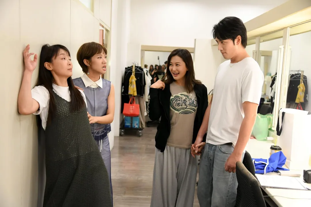 陳珮騏(右2)與李睿紳(右1)牽手示範演出「抓姦戲」。(圖/三立提供)