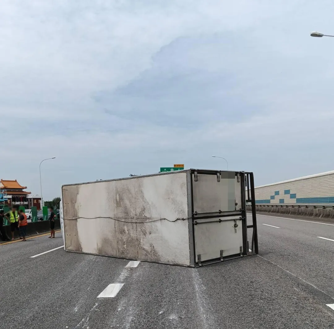 國道2號西向南桃園路段13日中午發生大貨車碰撞小貨車翻覆事故，警消人員迅速到場搶救送醫，並釐清肇事原因。（圖／警方提供）