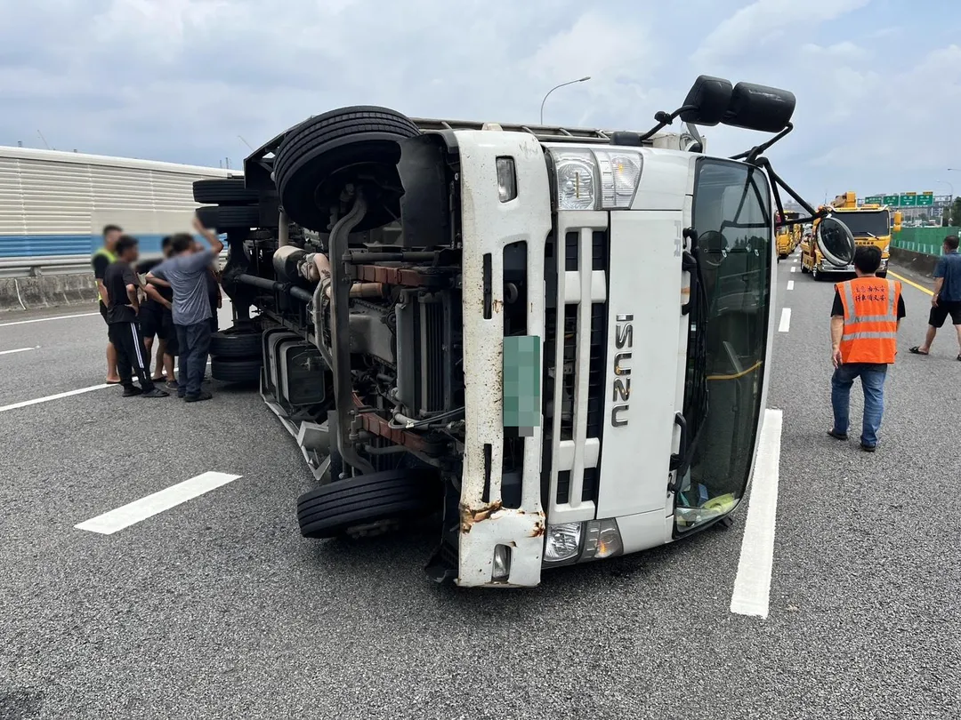 31歲林姓女子駕駛大貨車閃避翻覆受輕傷，已送往林口長庚紀念醫院檢查。（圖／警方提供）