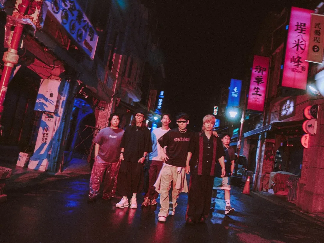 日搖滾樂團UVERworld在台北街頭拍攝台北限定專屬主視覺照片。(圖/好玩國際文化 提供)