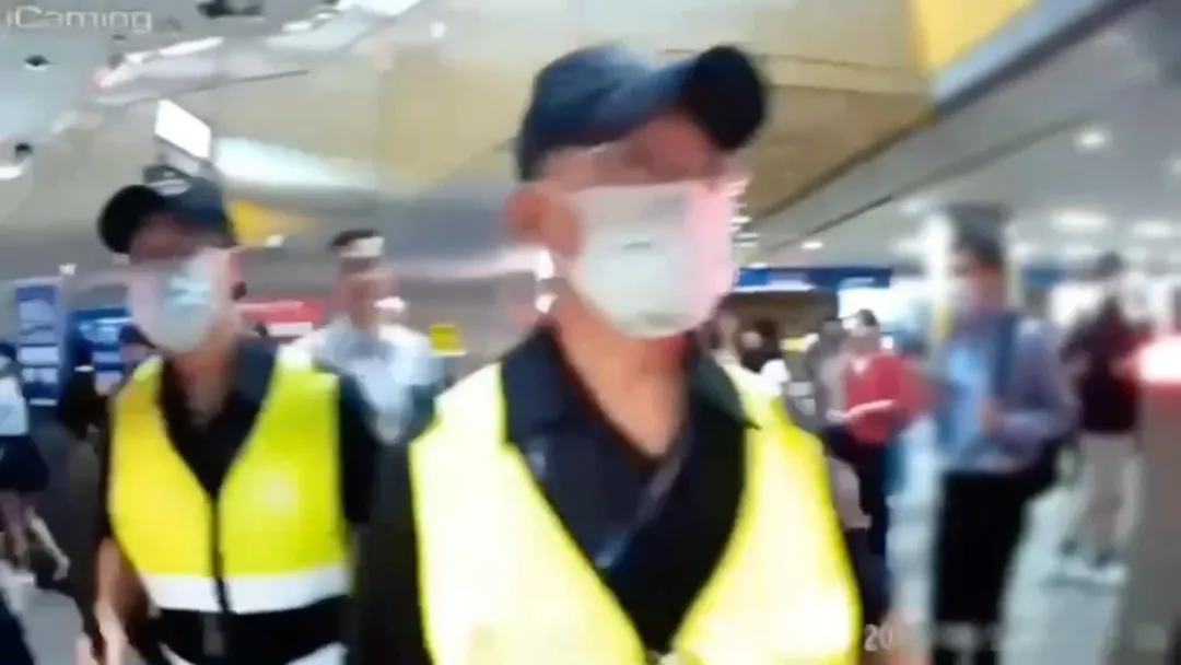 台北捷運於13日傍晚6時許發生一起持刀虛驚事件。（圖／翻攝畫面）