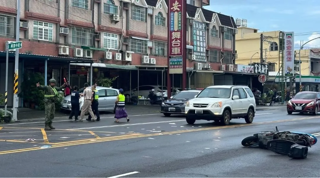 官兵協助交通引導，降低二次事故風險。（圖／翻攝畫面）