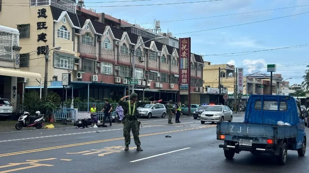 為避免發生二次事故，立即派遣官兵上前協助，分工進行車輛疏導及通報警消等應處作為。（圖／翻攝畫面）