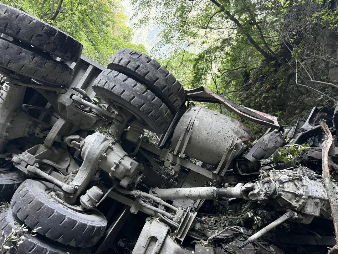 砂石車翻覆畫面。（圖／花蓮縣消防局特種搜救大隊提供）