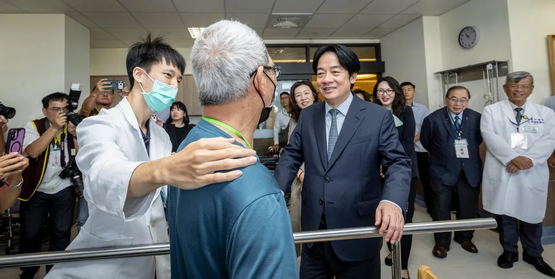 賴清德探視病友。(圖/總統府提供)