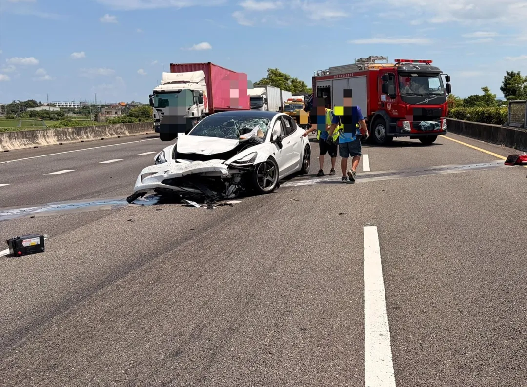 後方開在中線車道的特斯拉駕駛因閃避不及,直接撞上翻覆的貨車。(圖/警方提供)