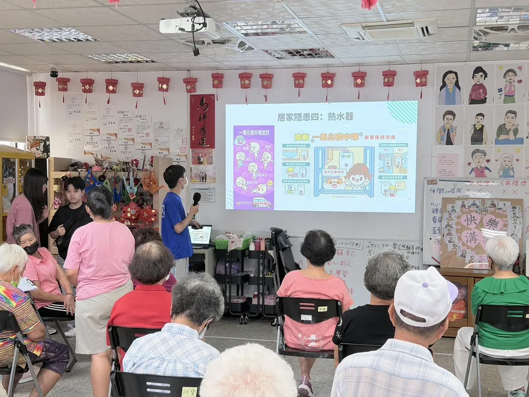 少年前往新生活協會「馨窩長者關懷據點石門尖鹿站」，以台語為長輩進行居家用電安全。（圖／新北市社會局提供）
