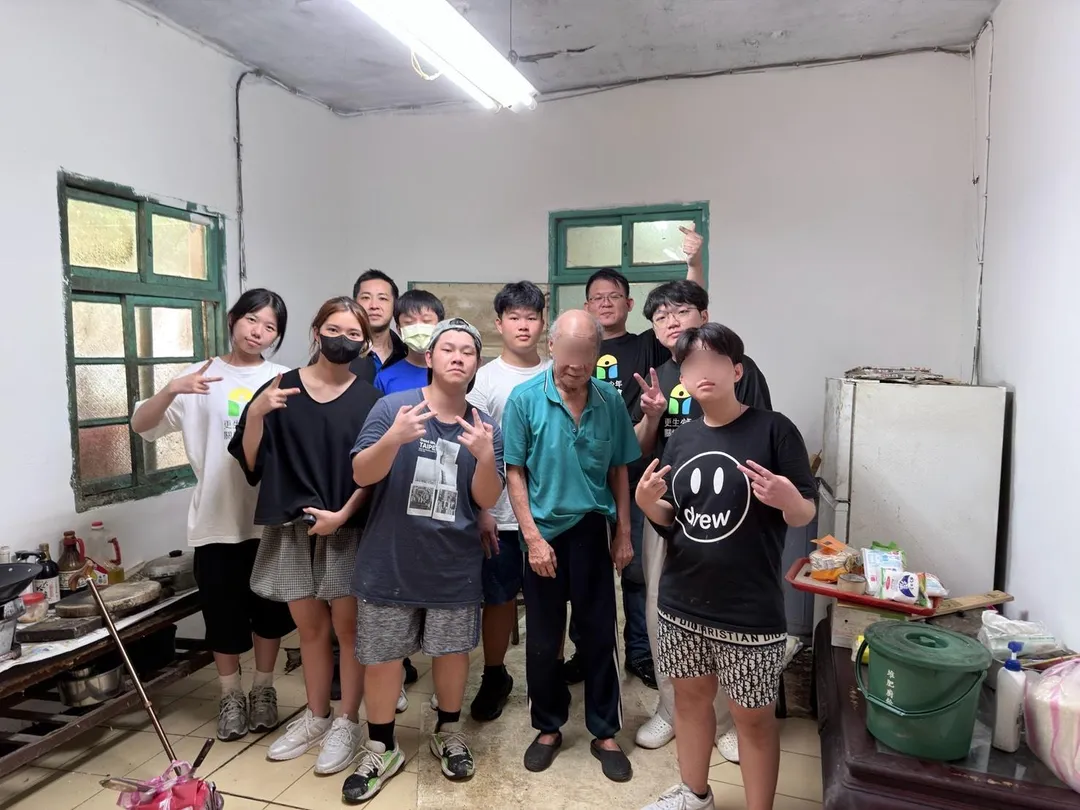 新北市少年培力園少年工班在為獨居長輩粉刷牆壁、安裝照明設備後開心地合影。（圖／新北市社會局提供）