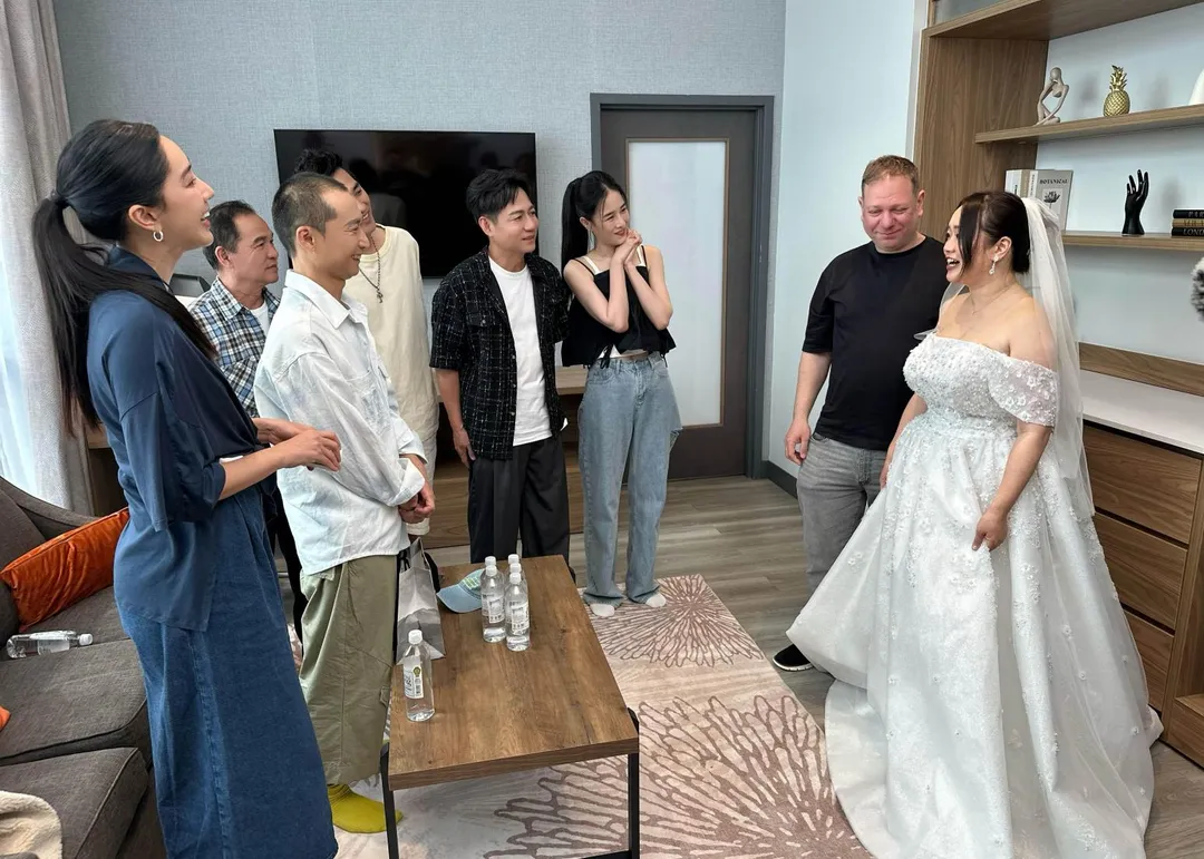 雖然有辦桌笑料,但3對新人的故事也讓團隊紅了眼眶。(圖/三立)