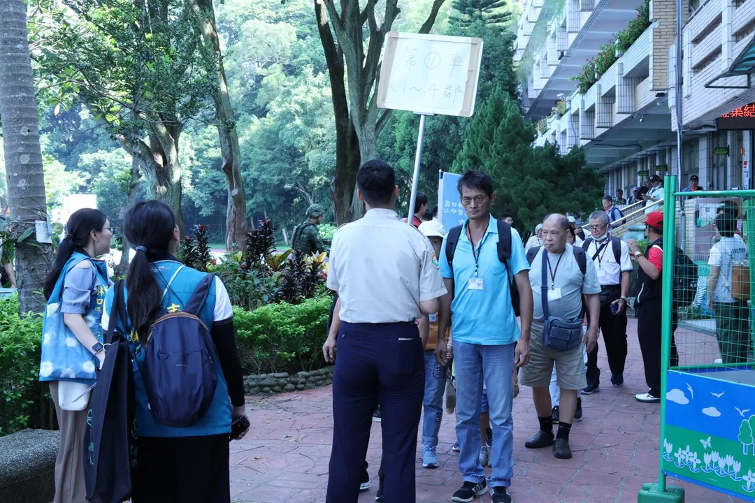 替代役男引導民眾進行跨縣市疏散撤離。(圖/新北市政府提供)