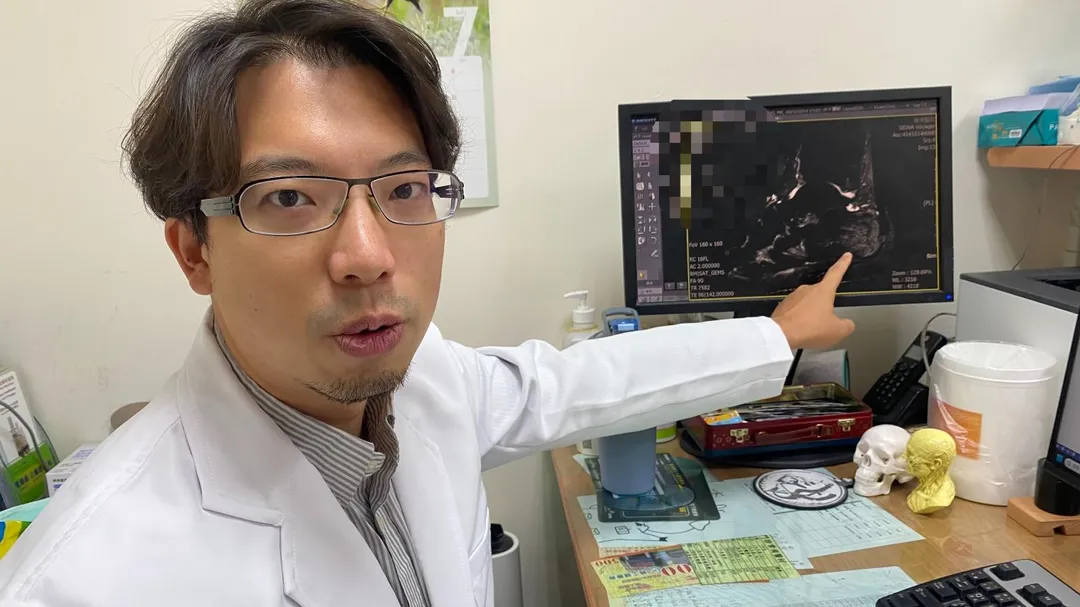 員榮醫療體系員榮醫院復健科陳冠霖主任，解說患者受傷部位（手指處）為跟骨內部。（圖／員榮醫院）