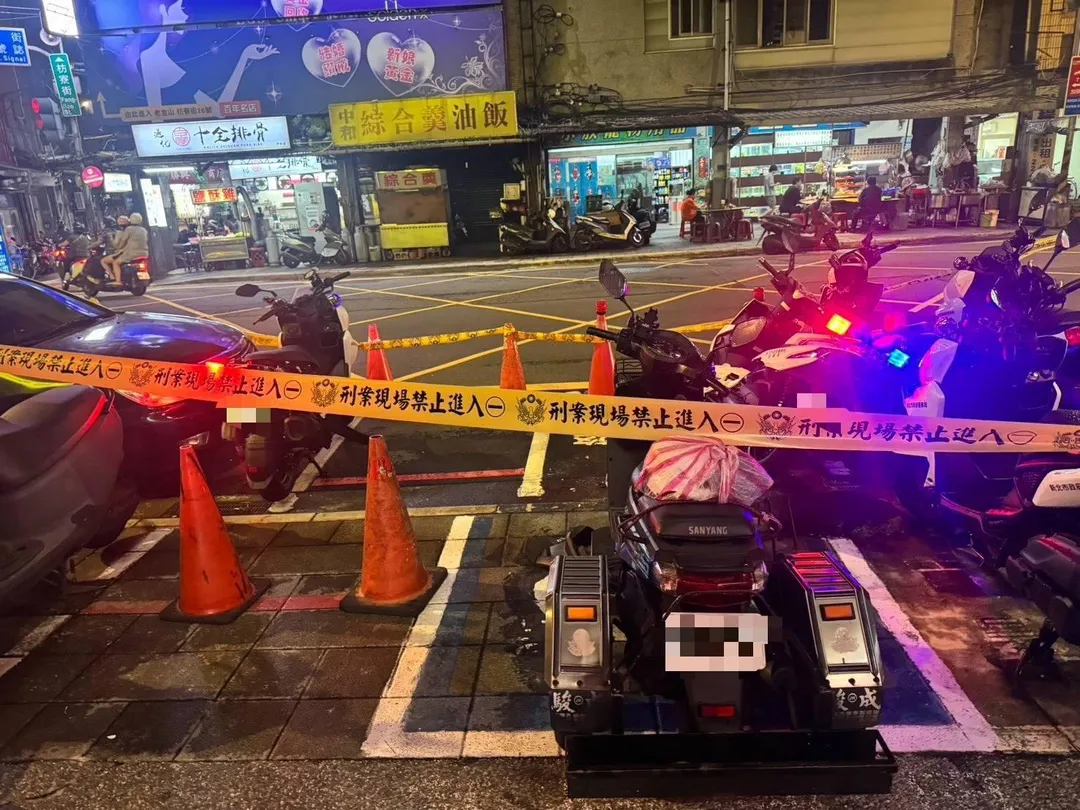 49歲女子不明原因從高處墜落,波及停放在現場的2輛警用機車。(圖/警方提供)