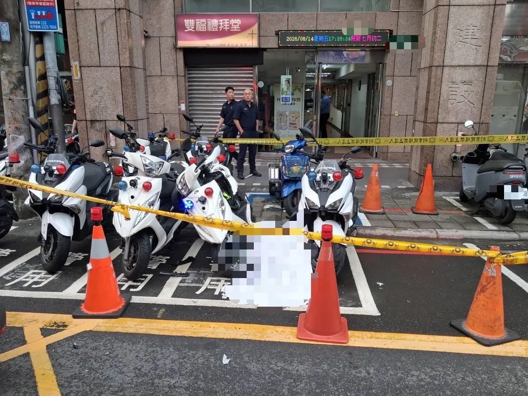 49歲女不明原因從高處墜落,波及停放在現場的2輛警用機車。(圖/警方提供)