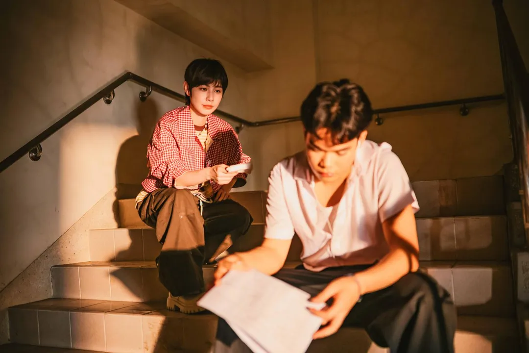 魏嘉瑩在MV裡當起「奇奇與蒂蒂」在高中生難過之時送上面紙。（圖／相信音樂 提供）