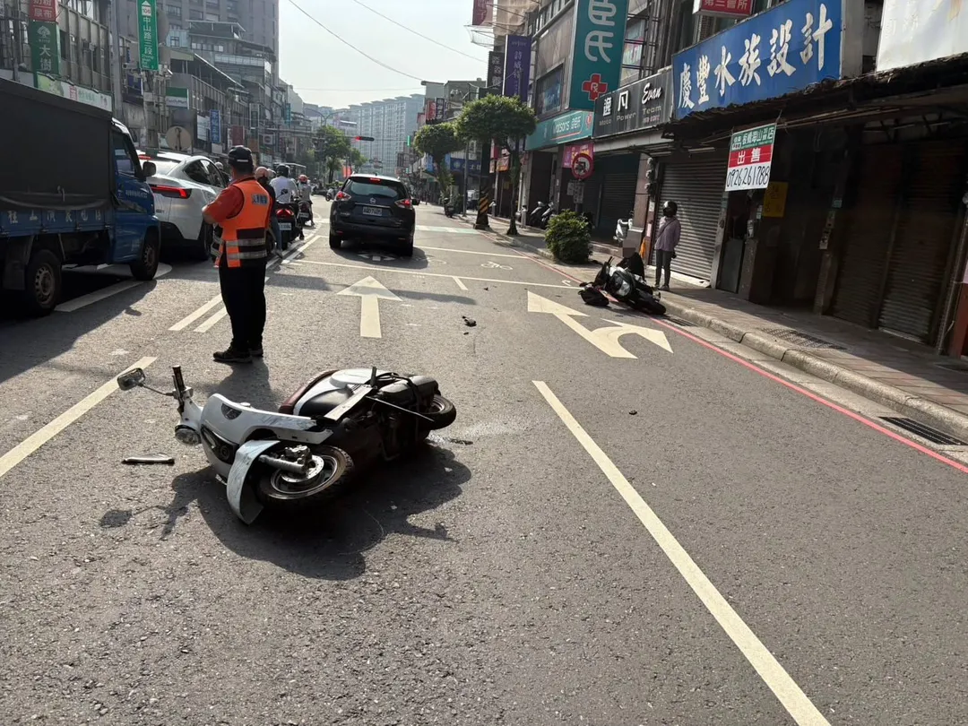 逆向撞飛無辜騎士！25歲男毒駕「喪屍煙彈」上路，雙車對撞2人送醫。（圖／警方提供）