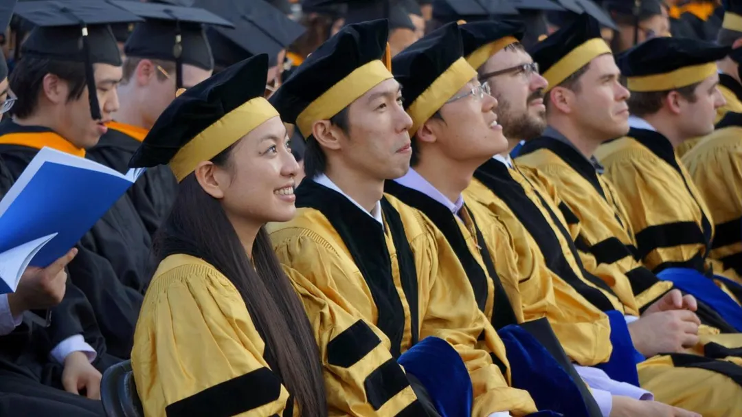 林敬倫(左二)取得美國約翰霍普金斯大學財務數學博士學位，於畢業典禮上留影。（圖／高曼投顧董事長林敬倫提供）