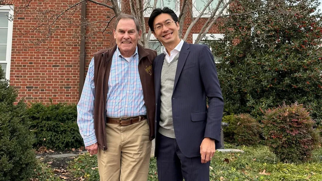 林敬倫(右)的恩師、指導教授 David Audley 曾任美國傳奇避險基金Tiger Management量化策略長(左)，也是紐約高曼資本公司創立時的重要支持力量。（圖／高曼投顧董事長林敬倫提供）