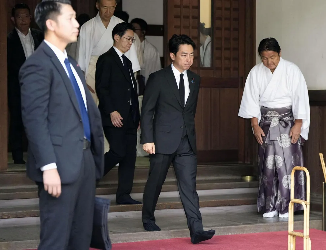日本防衛大臣小泉進次郎（中）15日赴靖國神社參拜。（圖／路透社）