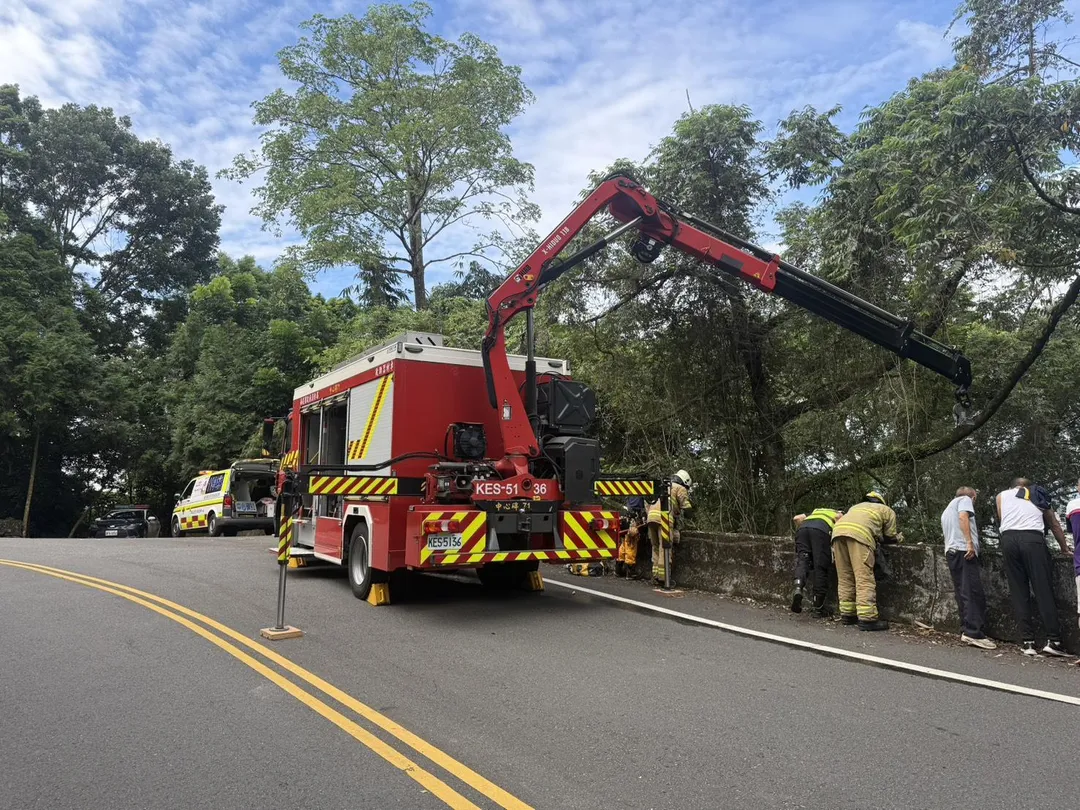 消防局隨即派遣中心碑分隊與埔里分隊，出動救助器材車、消防車、救護車及6名警消，攜帶繩索、鈎環及SKED（捲式救護擔架）等裝備趕赴現場馳援。（圖／翻攝畫面）