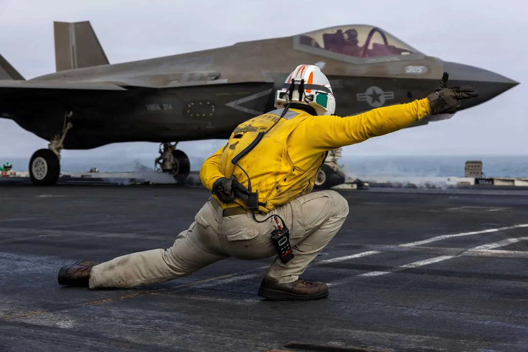 美國尼米茲級航空母艦「林肯號」一架F-35C「閃電II」戰鬥機將起飛。（圖／路透社）