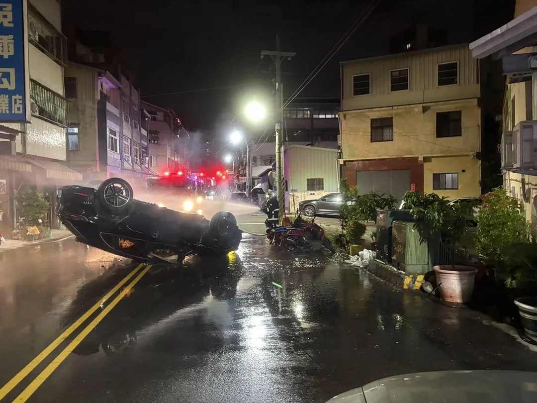 保時捷休旅車深夜自撞翻覆。（圖／翻攝畫面，以下相同）