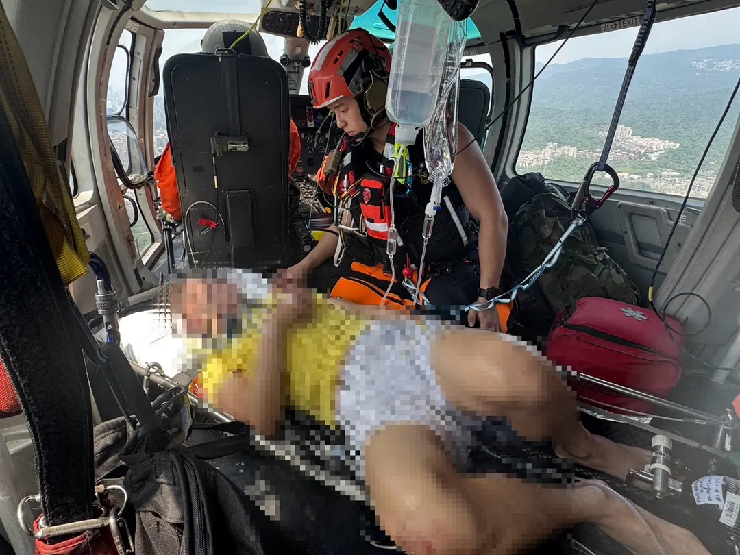 巴哈馬籍郵輪「探索星號」船員頭部受創，海巡署與空勤總隊直升機降落甲板救援並轉送馬偕醫院。（圖／海巡署提供）