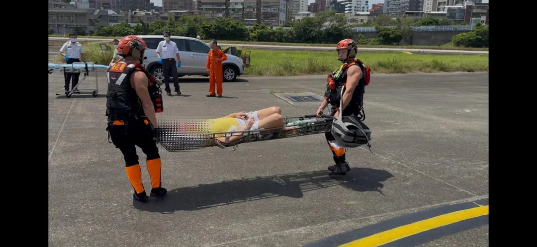 傷患隨即交由地面救護車轉送台灣基督教門諾會醫療財團法人馬偕紀念醫院接受治療。（圖／海巡署提供）