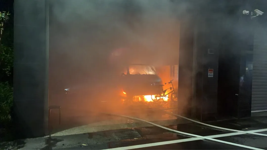 彰化縣員林發生火警，一輛露營車疑似電池起火延燒住宅並伴隨爆炸聲，消防人員迅速到場撲滅火勢。（圖／中天新聞）