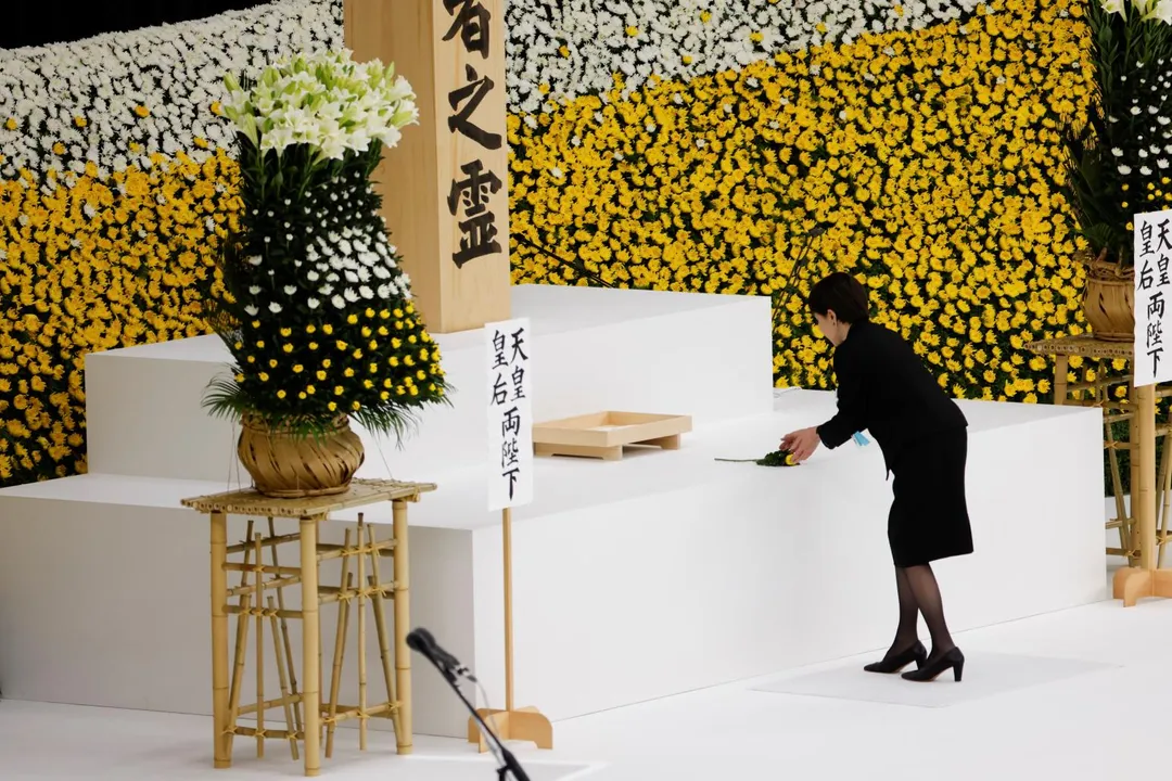 日相高市早苗在東京武道館參加二戰投降81週年追悼儀式。（圖／路透社）