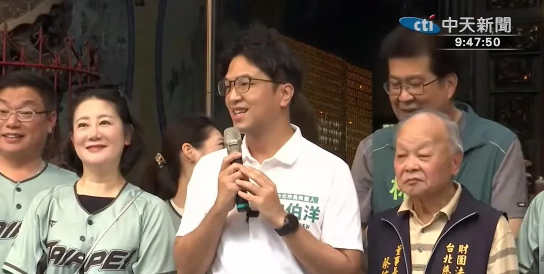 沈伯洋今日與立委吳思瑤和議員林世宗、陳慈慧、鍾佩玲、陳賢蔚、林延鳳至慈生宮參香。(圖/中天新聞)