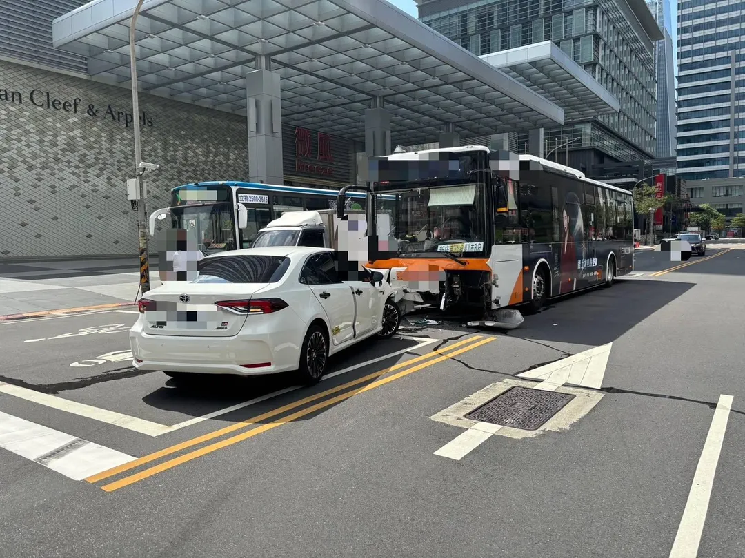 小客車轉彎對撞公車。（圖／警方提供）