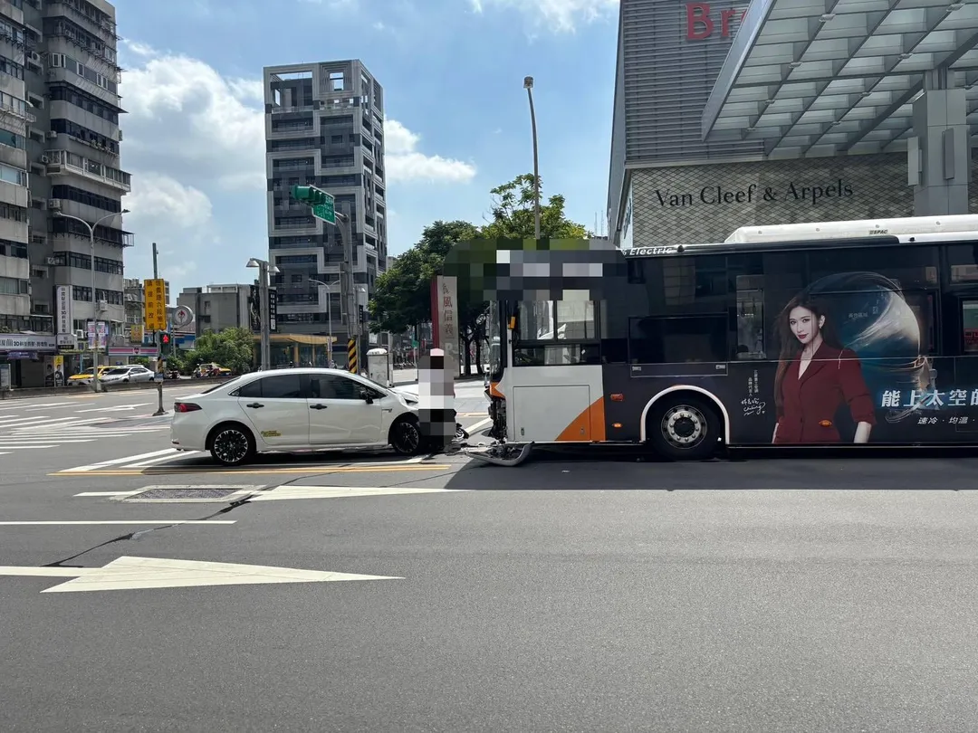 本案事故造成謝姓駕駛手腳擦挫傷，蕭姓駕駛及車上約10餘名乘客均未受傷。（圖／警方提供）