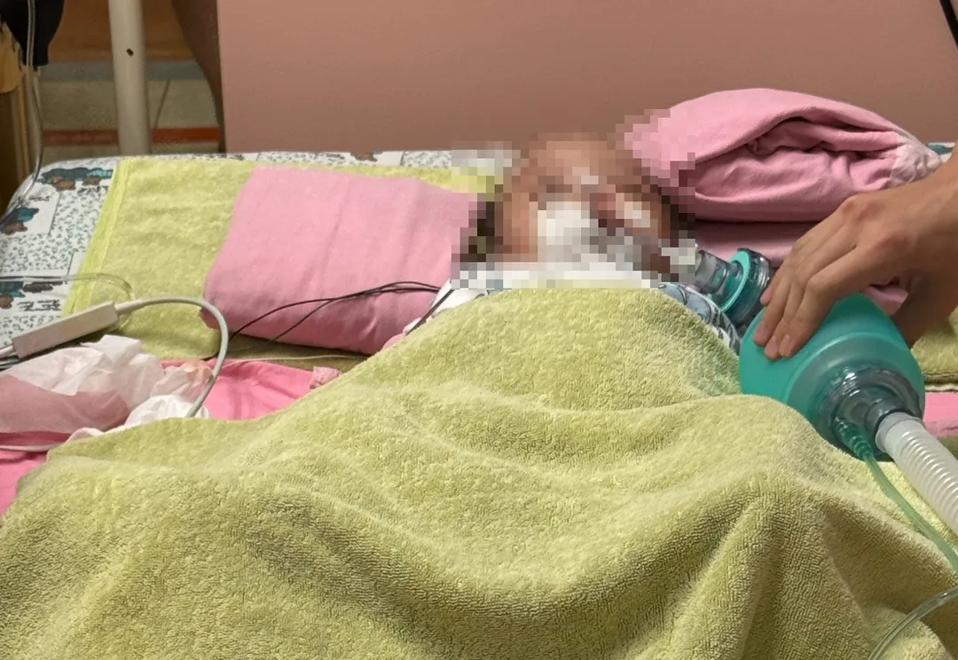 男嬰送到醫院時全身發黑,最終搶救無效死亡。(圖/翻攝畫面)