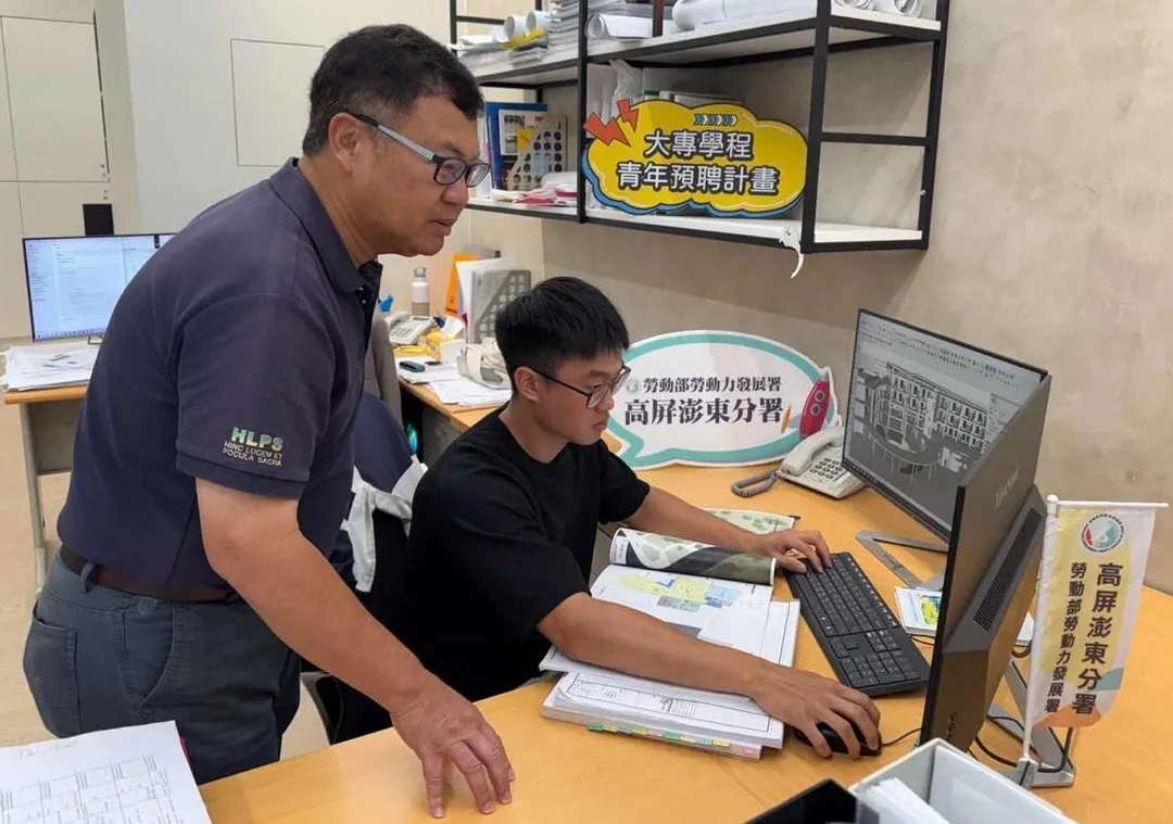 建築與室內設計學程與翊祥建築師事務所合作培訓，由職場導師(左)親自教導學員吳威亨(右)工作。&nbsp;（圖／高分署提供）