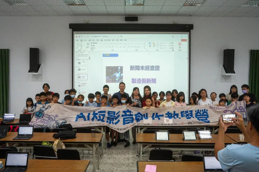 世新大學新聞學系團隊與花蓮新城、秀林、佳民地區學童合影，見證AI教育走入偏鄉現場。（圖／世新大學提供）