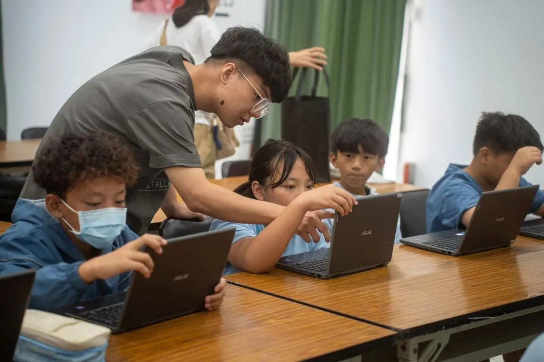 世新大學新聞學系團隊赴花蓮辦理AI短影音創作課程，帶領部落學童以原住民文化元素發想故事。（圖／世新大學提供）