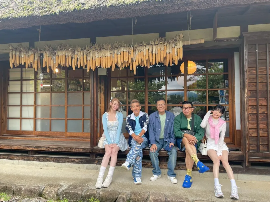 短今（左起）、潘若迪、沈玉琳、馬力歐、艾融隨《人生無限好公司》前往日本出外景。（圖／東森綜合台提供）
