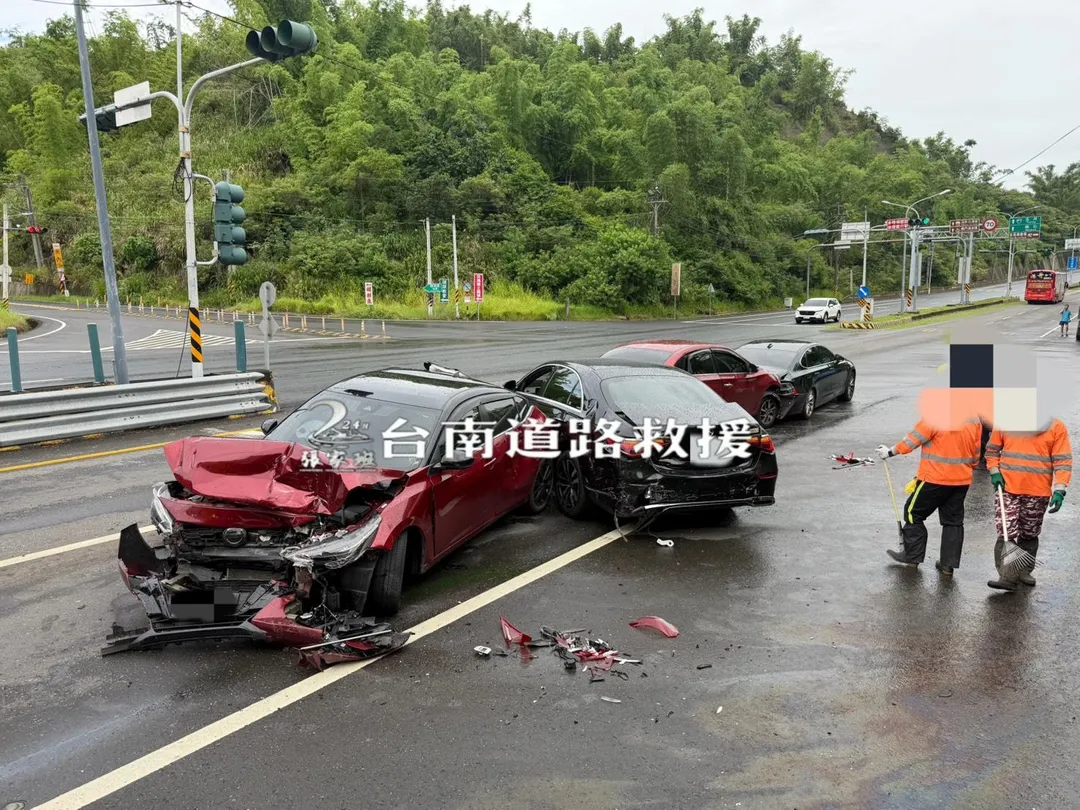 其中1輛轎車車頭被撞的稀碎，後面更是車車相連撞在一起。（圖／台南道路救援張家班提供）