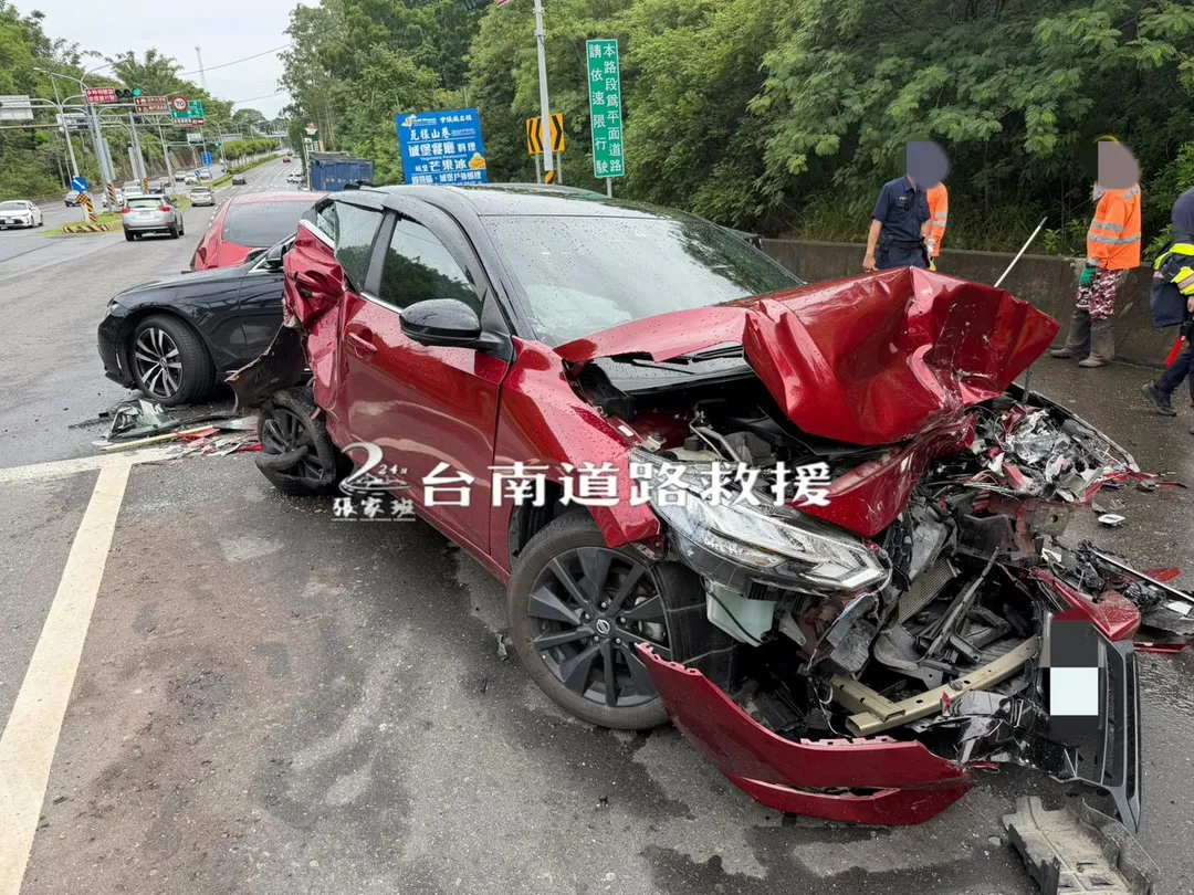 台南台84線走馬瀨農場出入口往玉井方向的十字路口約38公里處發生5車連環撞車禍，警消將10名傷者送往醫院治療。（圖／台南道路救援張家班提供）