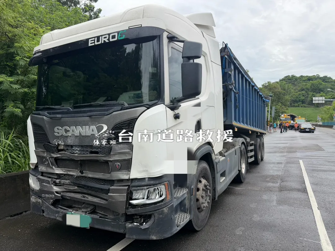 大貨車車頭也被撞凹。（圖／台南道路救援張家班提供）
