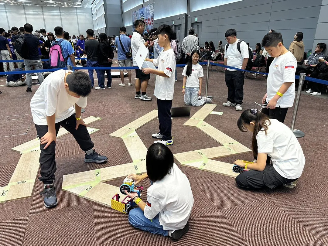 山上國小學童赴日本參加2026 RoboRAVE世界機器人大賽，擊退各國強敵勇奪木板迷宮賽組亞軍。（圖／山上國民小學提供）