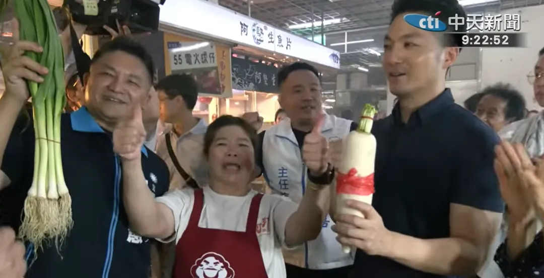 蔣萬安陪同吳宗憲赴市場掃街,鄉親熱烈歡迎。(圖/中天新聞)
